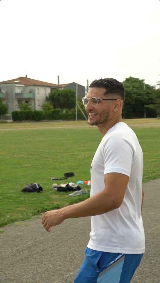Yannis souriant sur le terrain