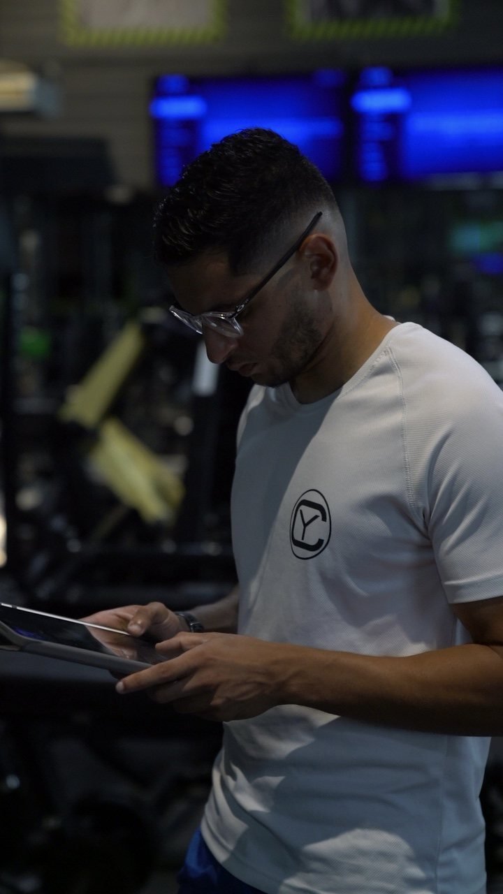 Yannis prépare un programme sur tablette
