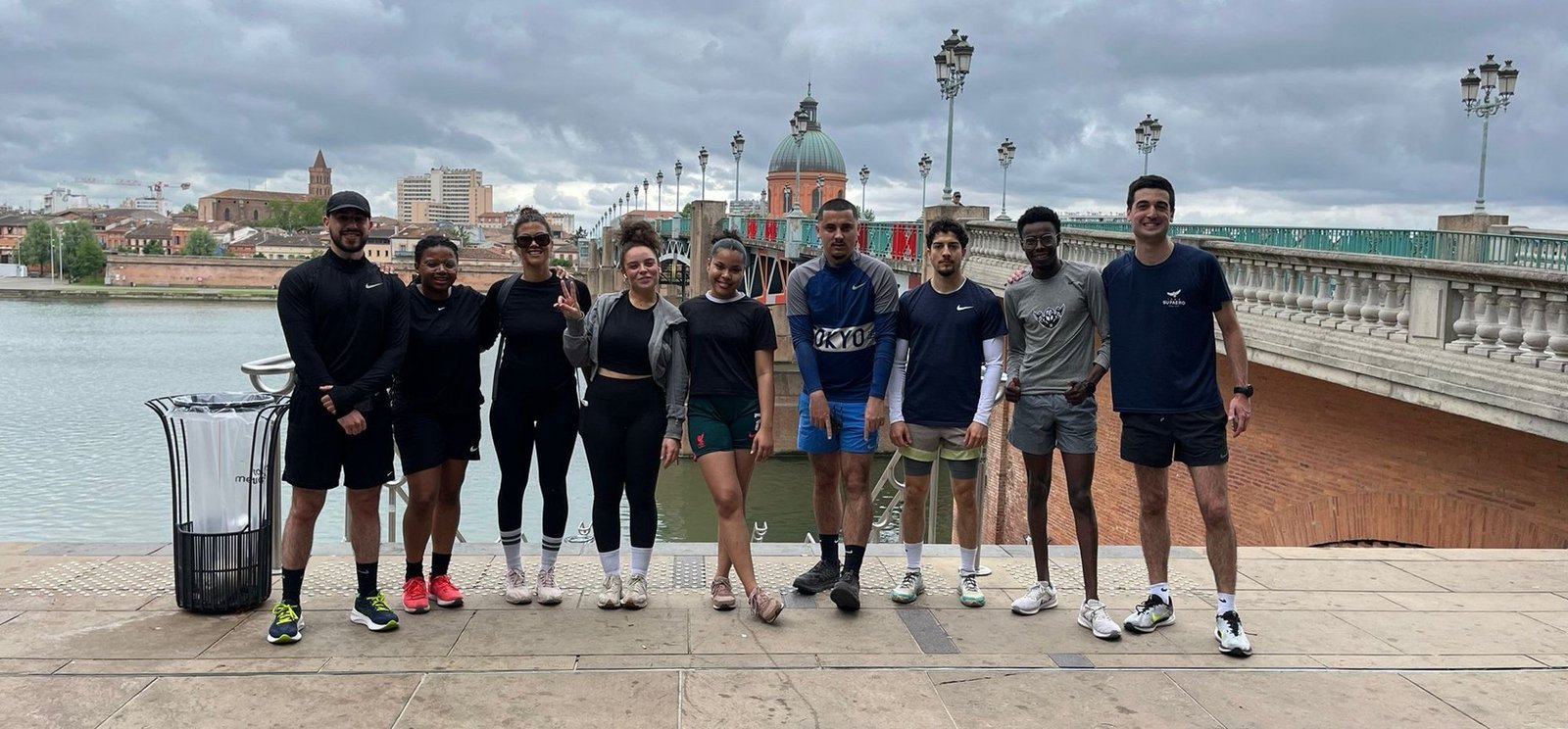 Le groupe du Running Club Sport Paix Santé sur les quais de la Garonne, à Toulouse